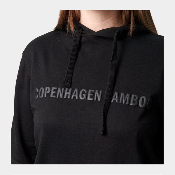 Svart bambu hoodie med logga